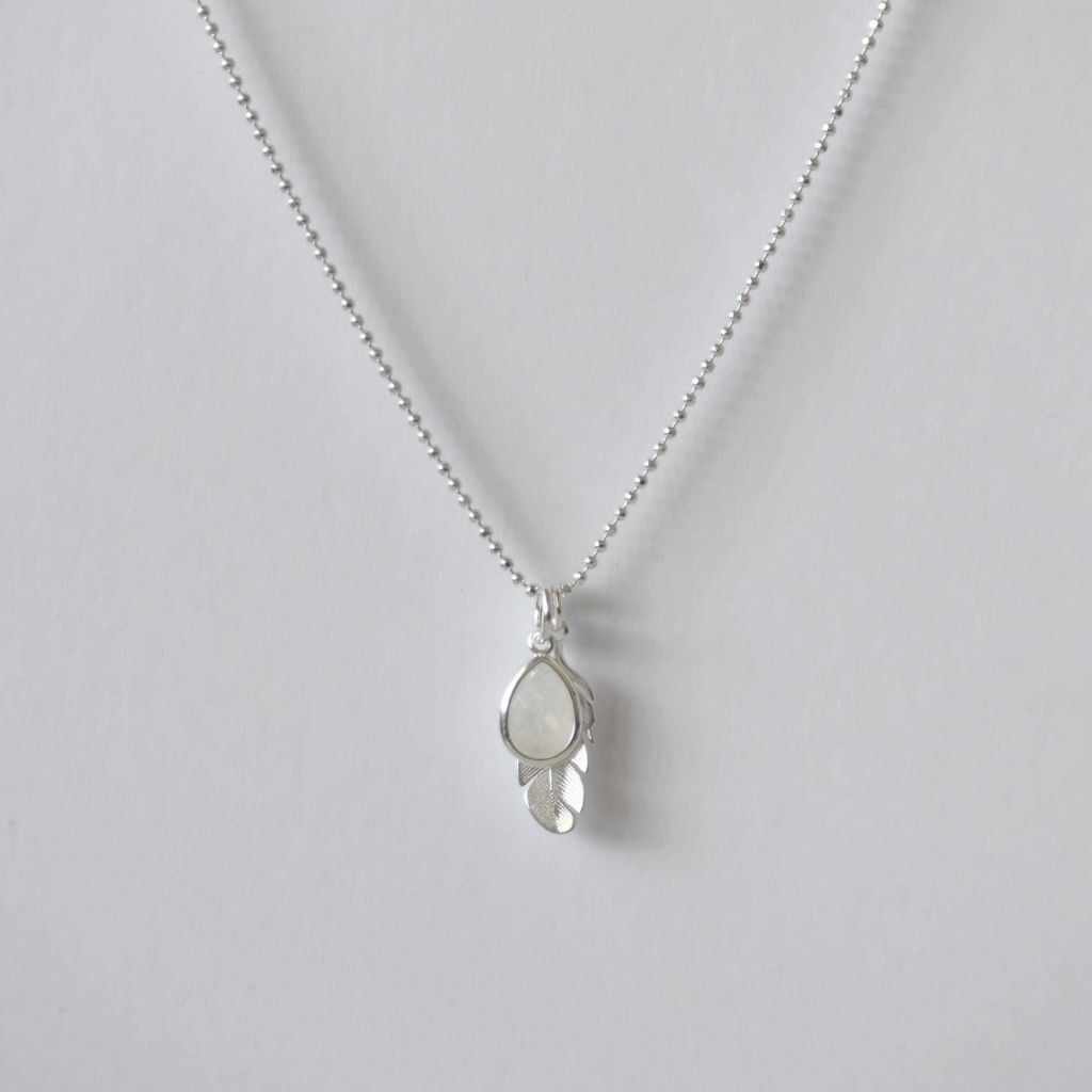 Halskette Mondstein oder Labradorit mit Feder